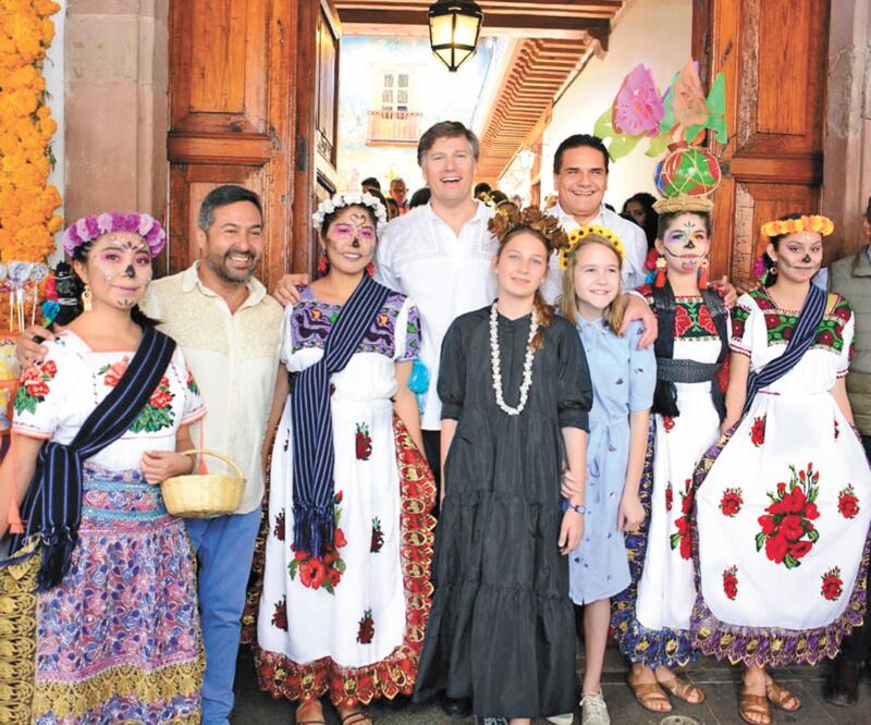 A invitación del gobernador Silvano Aureoles, el embajador de EU asistió a la Basílica y conoció la historia de la figura de la Virgen de la Salud. Foto: ESPECIAL