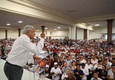 Jura AMLO cumplir promesas por la memoria de Colosio