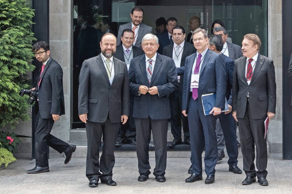 Jaime Valls, secretario general de la ANUIES; Andrés Manuel López Obrador, presidente electo; Esteban Moctezuma, futuro titular de la SEP, y Mario Alberto Rodríguez, director del IPN, después de una reunión con 191 rectores del país. Foto: GERMÁN ESPINOSA