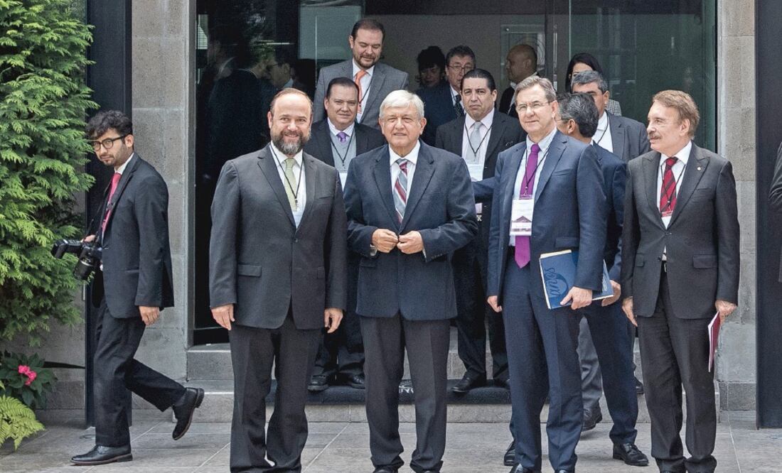 Jaime Valls, secretario general de la ANUIES; Andrés Manuel López Obrador, presidente electo; Esteban Moctezuma, futuro titular de la SEP, y Mario Alberto Rodríguez, director del IPN, después de una reunión con 191 rectores del país. Foto: GERMÁN ESPINOSA