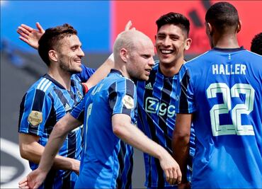 Edson Álvarez fue expulsado en el Feyenoord vs Ajax