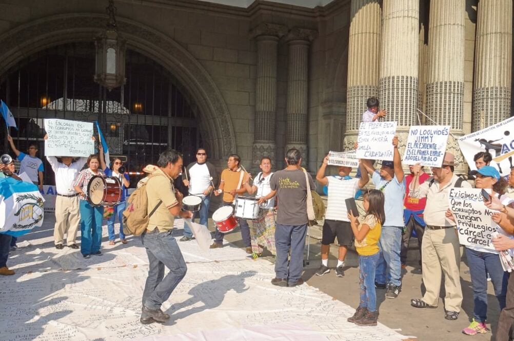 En una concentración ayer en las afueras del Palacio Nacional de la Cultura, en la capital de Guatemala, ciudadanos advirtieron que serán intolerantes con la corrupción (JOSÉ MELÉNDEZ. ENVIADO)