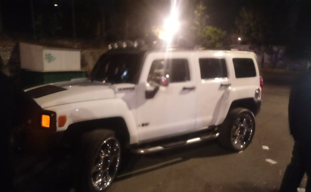 En esta camioneta viajaban los presuntos narcomenudistas detenidos. Foto: Especial