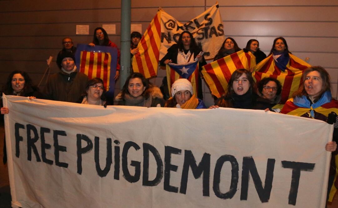People protest in front of the prison in Neumuenster, Germany, after former Catalan leader Carles Puigdemont was detained – Photo: Thomas Nyfeler/REUTERS