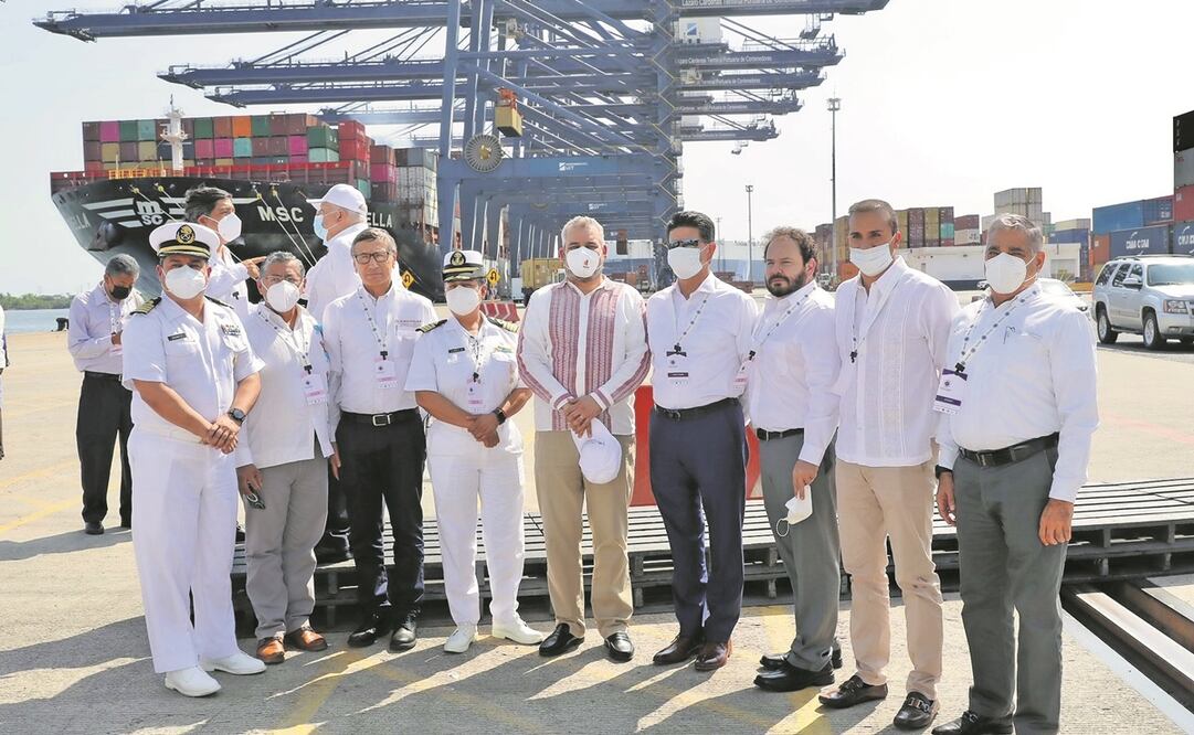 El gobernador Alfredo Ramírez (centro) propuso la construcción de una terminal marítima de cabotaje para que desde Lázaro Cárdenas se envíen cargas a otros puertos más pequeños. Foto: Twitter.