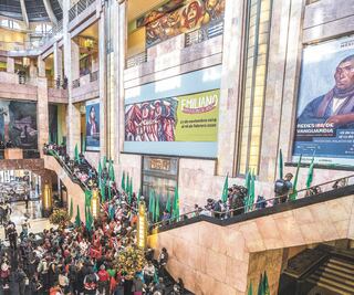 Al grito de “¡maricones no!”, turba entra a Bellas Artes, golpea y amenaza pintura de Zapata feminizado