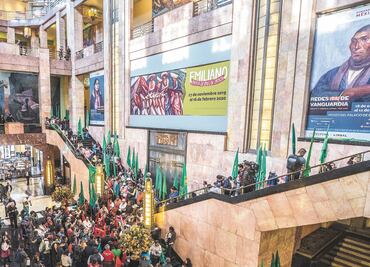 Al grito de “¡maricones no!”, turba entra a Bellas Artes, golpea y amenaza pintura de Zapata feminizado