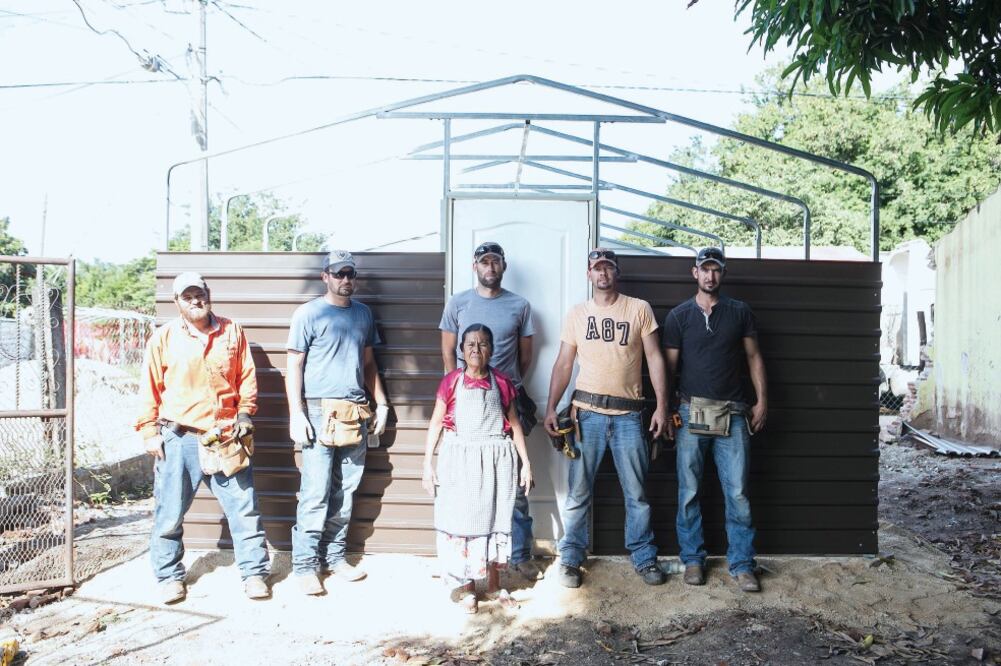 Las iglesias evangélicas de menonitas de Chihuahua, Zacatecas y Tamaulipas enviaron a Oaxaca a sus trabajadores y todo el material para las casas, además de sus propios víveres para los 20 días que trabajarán ahí (MARIO MARTÍNEZ. EL UNIVERSAL)
