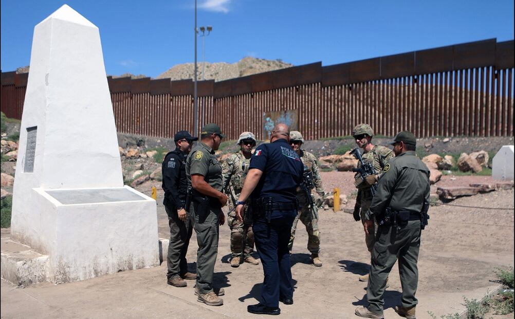 Agentes de la Secretaría de Seguridad Pública del Estado de Chihuahua conversan con elementos de la Patrulla Fronteriza de Estados Unidos en Ciudad Juárez, Chihuahua, el 20 de agosto de 2025. Foto: AFP