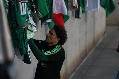 Fiesta azteca en el Rose Bowl; la afición desata euforia en la práctica de Selección Mexicana  
