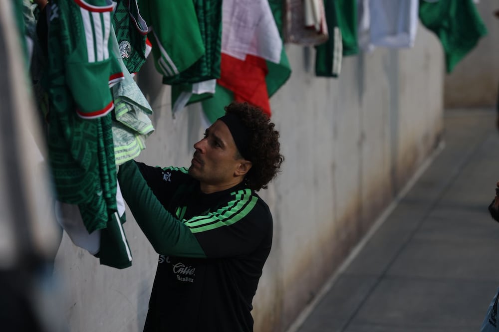 Guillermo Ochoa firmando autógrafos a la afición de la Selección Mexicana en el Rose Bowl de Pasadena, California - Foto: Alberto González/ EL UNIVERSAL