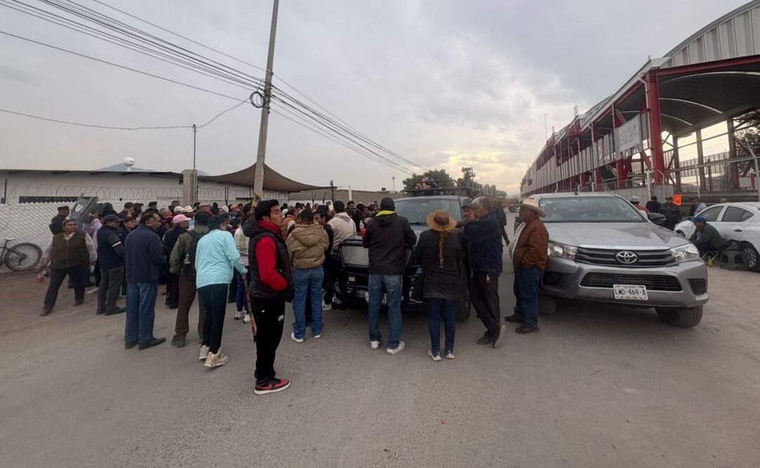 Ya son más de 8 horas de bloqueo en la Avenida Recursos Hidráulicos, por la manifestación que realizan ejidatarios de Tultitlán, Tultepec y Nextlalpan.
Foto: Arturo Contreras.