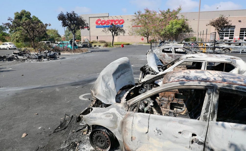 Comando quemó hasta calcinar decenas de autos en de Fluvial Vallarta, en Puerto Vallarta, tras la muerte de "El Mencho". Foto: Juan Carlos Williams/EL UNIVERSAL