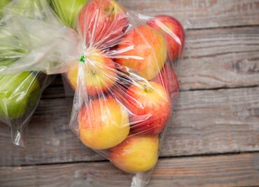 Por qué no meter la comida al refrigerador en bolsas de plástico