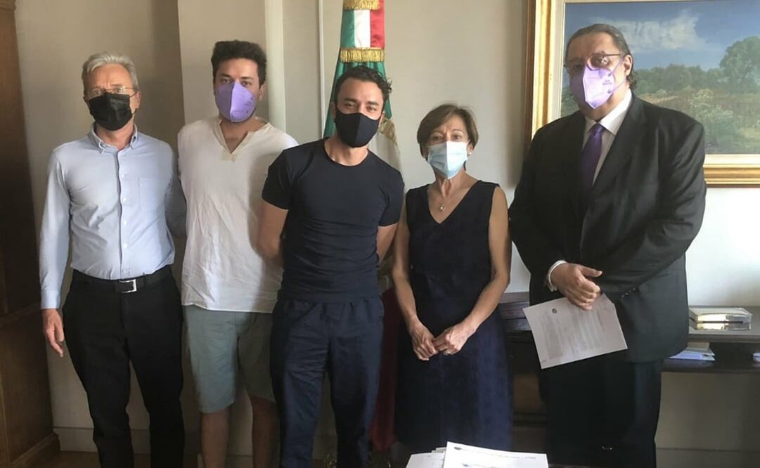 Jorge F. Hernández posa con la embajadora María Carmen Oñate. Foto: Especial