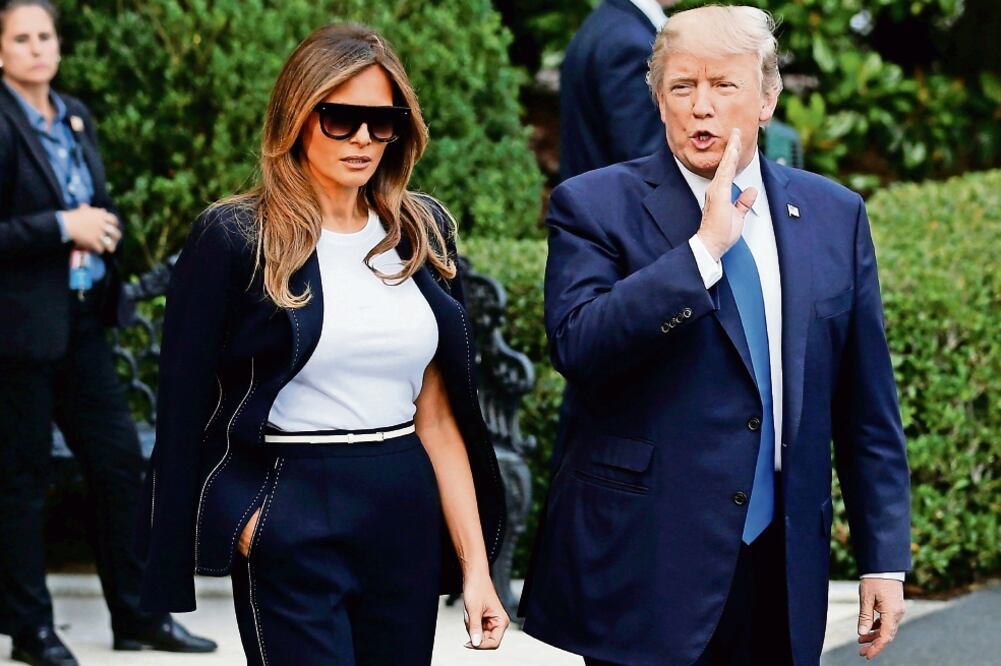 El presidente estadounidense Donald Trump y su esposa Melania, en el jardín de la Casa Blanca, en Washington, antes de partir con rumbo a París. FOTO: JONATHAN ERNST. REUTERS