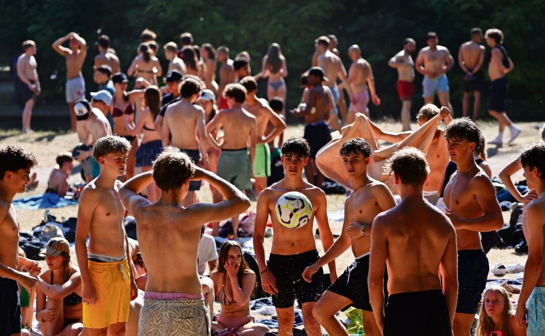 Visitantes en el arroyo Eisbach, en el Jardín Inglés de Múnich, Alemania. El Servicio Meteorológico Alemán advierte de una ola de calor con temperaturas que alcanzarán los 38 grados en gran parte del país. Foto: Anna Szilagyi / EFE