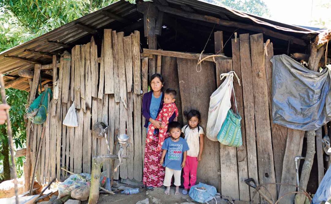 En la Montaña de Guerrero, cada año más de 10 mil personas salen huyendo de la pobreza, junto a sus hijos, para trabajar como jornaleros en los campos del norte del país. Foto: Salvador Cisneros / EL UNIVERSAL