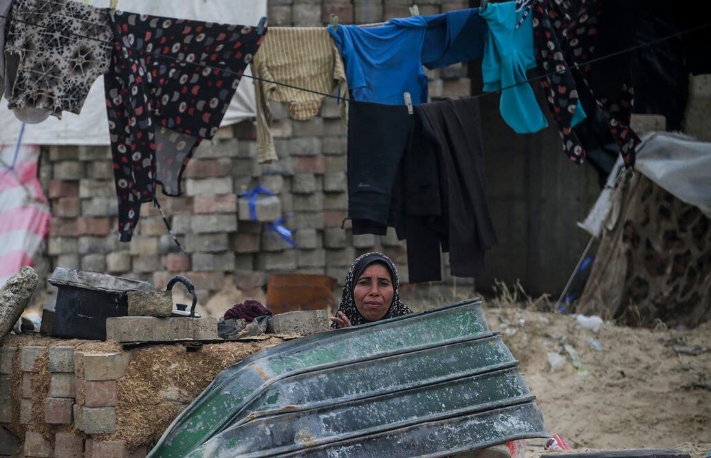 Una desplazada interna palestina sentada frente a un refugio improvisado durante el frío en la ciudad de Deir Al Balah, en el sur de la Franja de Gaza. Foto: EFE