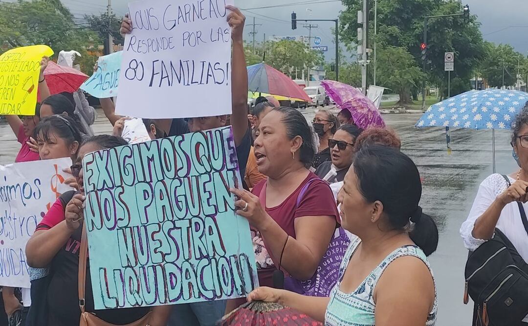 Sin importar la lluvia, trabajadores despedidos de una maquiladora, exigieron su liquidación. Fotos Especial