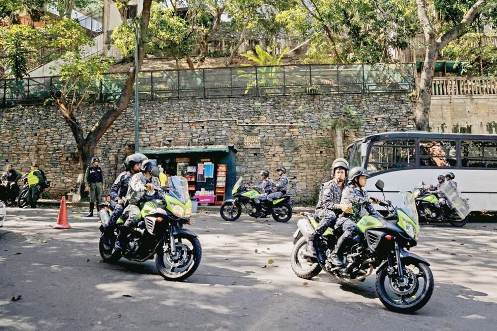 Militares custodiaban ayer la morgue donde se cree está el cuerpo de Pérez, en Caracas (MIGUEL GUTIÉRREZ. EFE)