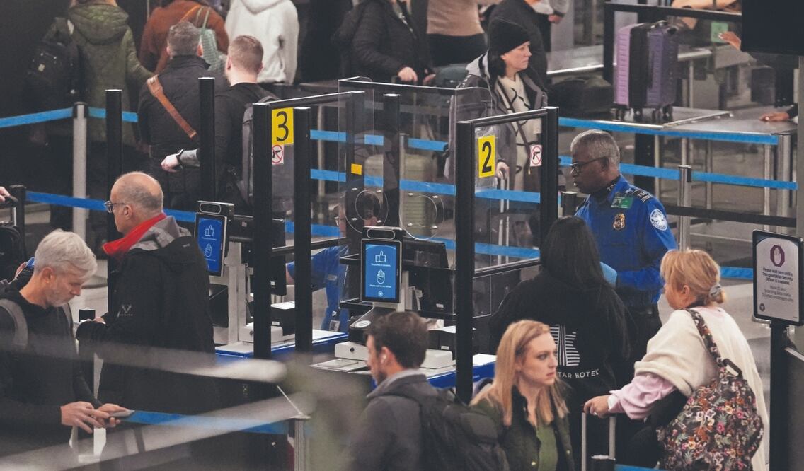Viajeros hacen fila en un control de seguridad en el Aeropuerto Internacional O’Hare de Chicago. Foto: de Nam Y. Huh. AP