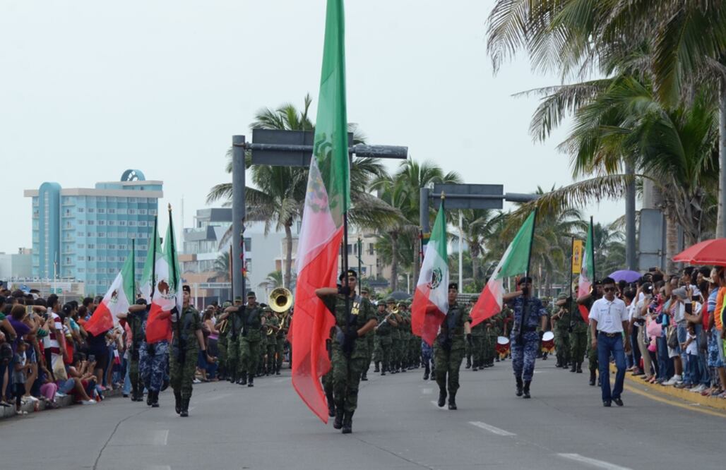 Elementos de la Secretaría de Marina y Ejército Mexicano encabezaron este día el Desfile Conmemorativo del CCVI Aniversario de la Independencia de México, el contingente estuvo conformado por casi 3 mil 500 elementos. Foto Patricia Morales