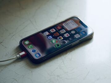 ¿Qué se desconecta primero, el cargador o el celular?