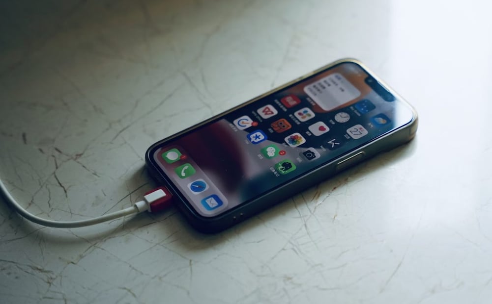 Para utilizar la carga rápida es necesario contar con accesorios originales y compatibles. Foto: Unsplash