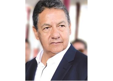 El político que se cree tan esencial como los médicos