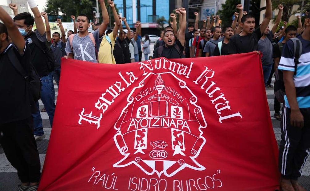 Madres y padres de los 43 normalistas de la Escuela Normal Rural "Raúl Isidro Burgos", acompañados de estudiantes normalistas, marcharon para exigir justicia a 1 mes de que se cumplan 12 años de la desaparición forzada de sus hijos. La manifestación se hizo sobre Avenida Paseo de la Reforma y acabó en el Hemiciclo a Juárez. Foto: Graciela López / EL UNIVERSAL