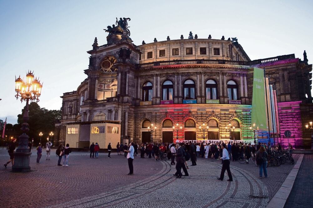 La Ópera Semper de Dresde, Alemania, iluminada con luces de los colores del arcoíris. Foto: EFE