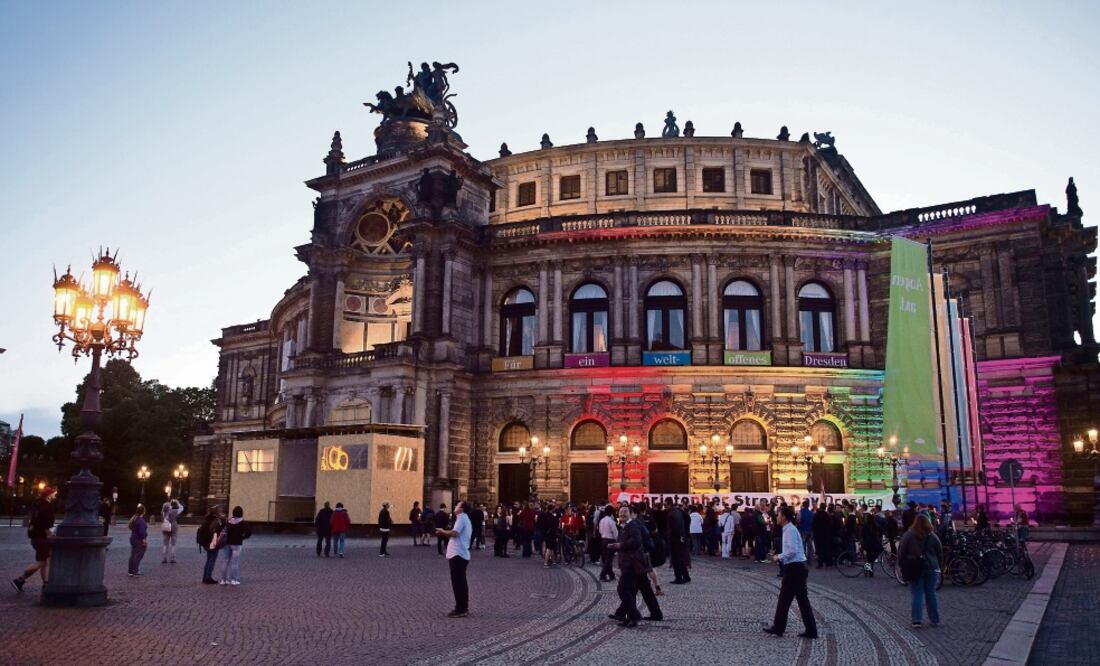 La Ópera Semper de Dresde, Alemania, iluminada con luces de los colores del arcoíris. Foto: EFE