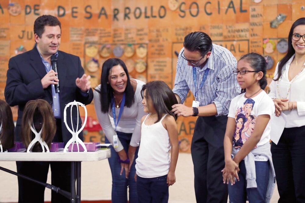 Entre las “princesa s” que fueron beneficiadas con una peluca confeccionada con pelo de verdad estaban las niñas Alma, Marisol y Estefany (JUAN CARLOS REYES. EL UNIVERSAL)