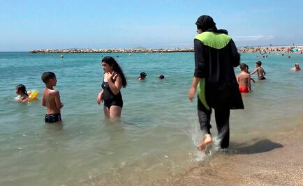 Francia confirma prohibición de traje de baño burkini en piscinas municipales