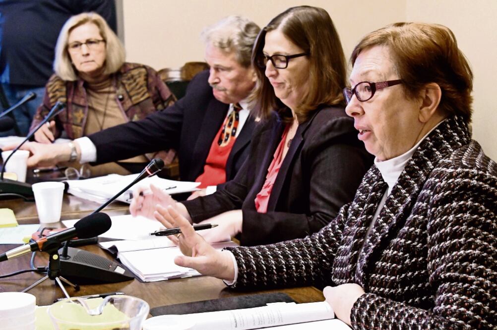 La representante electoral demócrata Julie Matuszak (der.) expresó ayer su confianza en el sistema electoral en Michigan, donde ganó Donald Trump. (FOTO: DALE G. YOUNG. AP)