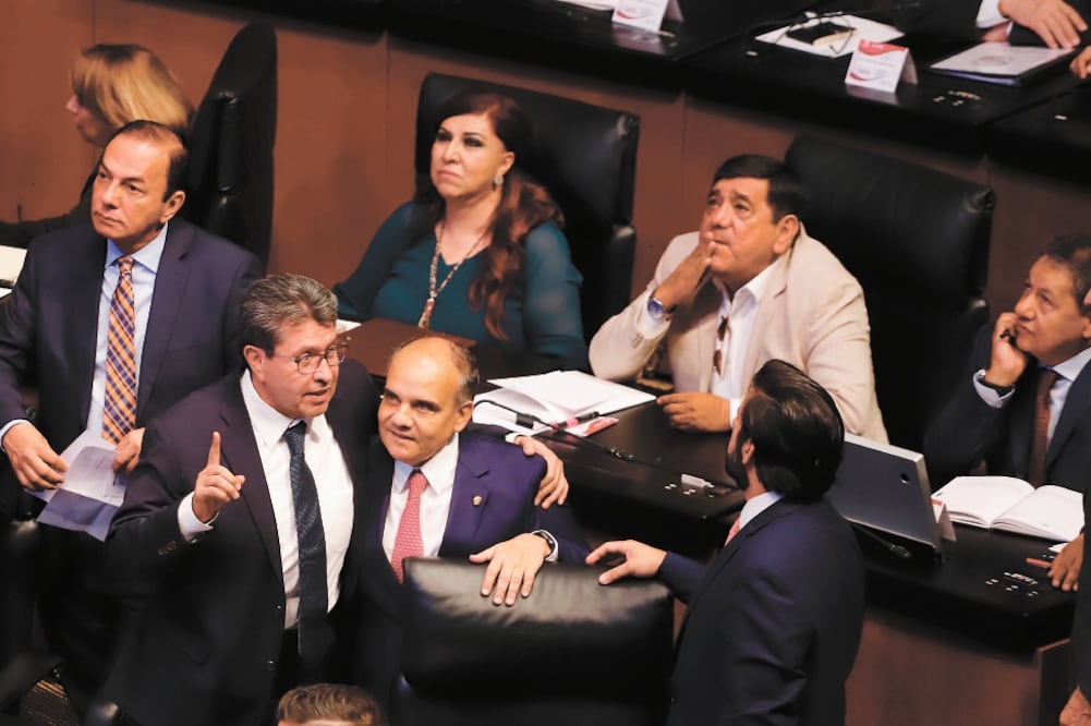 Los senadores Ricardo Monreal y Manuel Añorve festejan con un abrazo el acuerdo para sacar adelante la reforma educativa. Foto: BERENICE FREGOSO EL UNIVERSAL Los