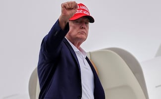 Trump anuncia acuerdo petrolero con Venezuela; trato asciende a 65 mil millones de barriles