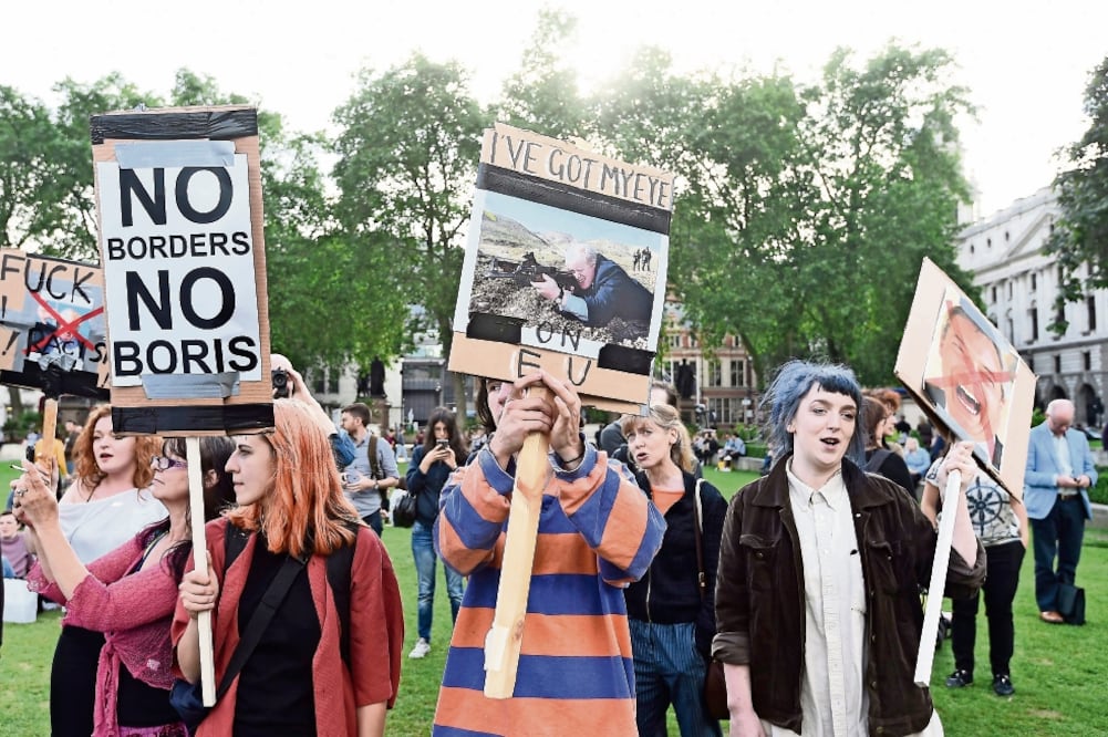 Jóvenes británicos que apoyan la permanencia de Reino Unido en la Unión Europea se manifestaron ayer frente al Parlamento británico y la residencia del primer ministro David Cameron, en el número 10 de Downing Street en Londres (FACUNDO ARRIZABALAGA. EFE)
