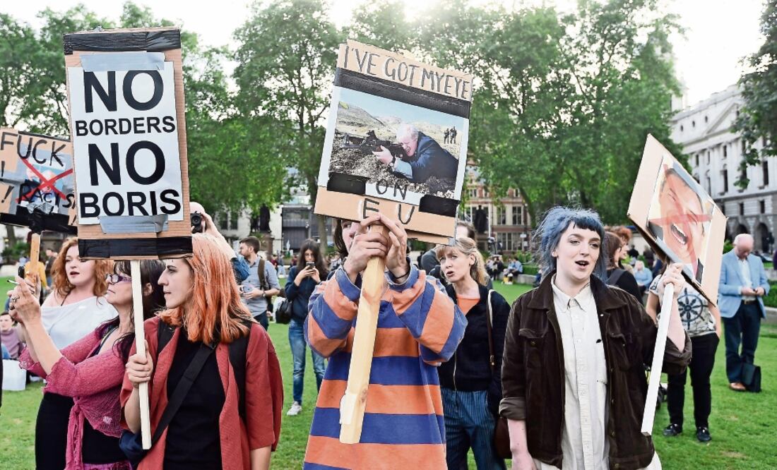 Jóvenes británicos que apoyan la permanencia de Reino Unido en la Unión Europea se manifestaron ayer frente al Parlamento británico y la residencia del primer ministro David Cameron, en el número 10 de Downing Street en Londres (FACUNDO ARRIZABALAGA. EFE)