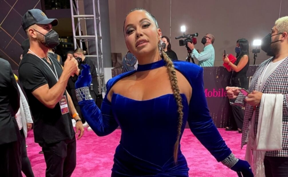 Vestidos largos y elegancia informal dominan la alfombra de Premio Lo Nuestro