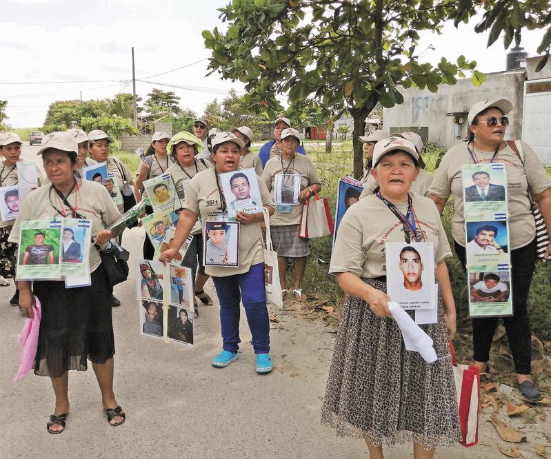 La Caravana de Madres Centroamericanas salió ayer del municipio de Huixtla con las fotos de sus desaparecidos colgadas en el pecho y en la espalda, en busca de pistas para localizar a sus hijos. Foto: MA. DE JESÚS PETERS. EL UNIVERSAL