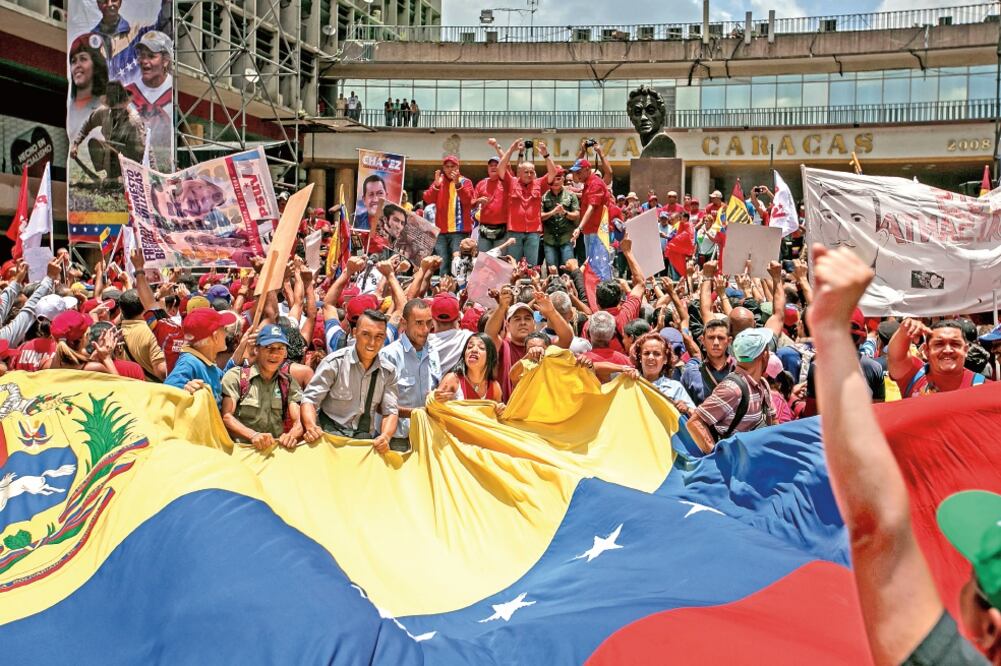 Chavistas marcharon ayer en el centro de Caracas, en vísperas de la protesta de este jueves que organiza la oposición contra Nicolás Maduro (MIGUEL GUTIÉRREZ. EFE)