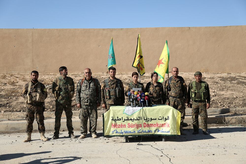 Comandantes de las Fuerzas Democráticas Sirias en conferencia de prensa en Ain Issa, Raqqa. (FOTO: REUTERS/Rodi Said)