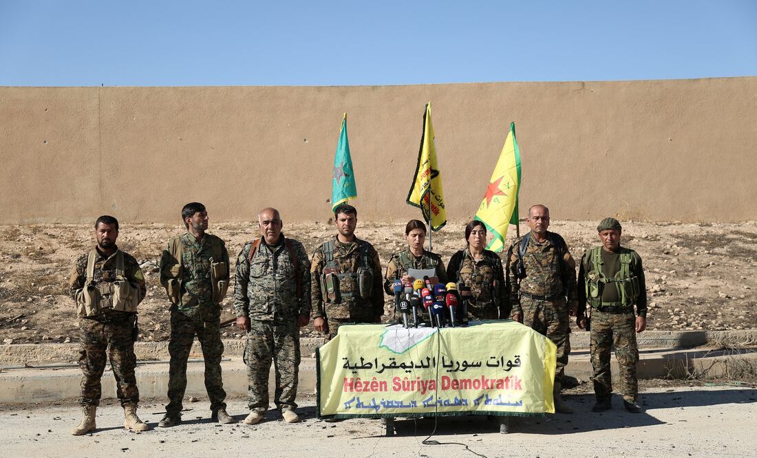 Comandantes de las Fuerzas Democráticas Sirias en conferencia de prensa en Ain Issa, Raqqa. (FOTO: REUTERS/Rodi Said)