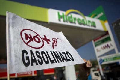 Mexicans block roads, stations to protest gasoline hikes