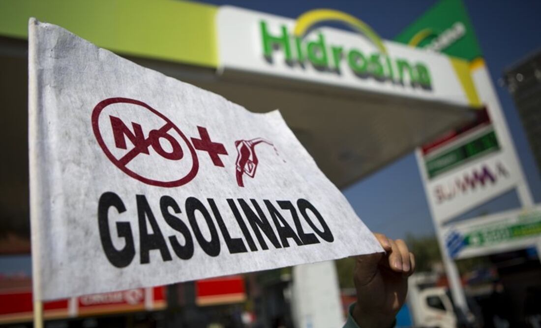 Protesters are blocking roads and stations across Mexico to protest a government price deregulation that sent the price of fuel up by as much as 20 percent over the weekend. (AP Photo/Rebecca Blackwell)