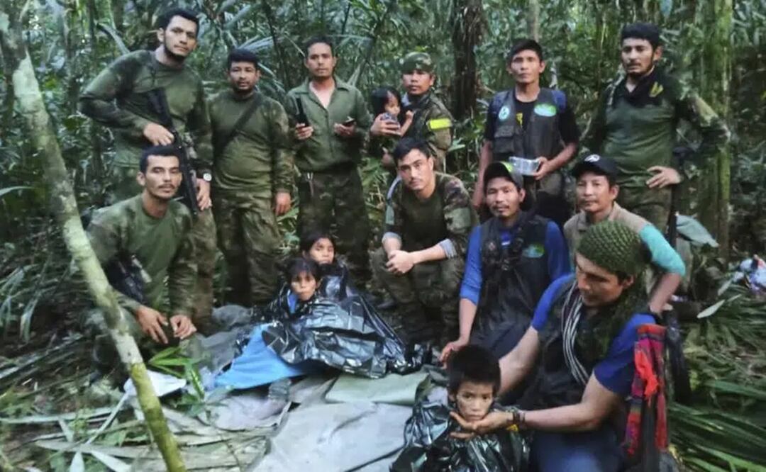 Soldados e indígenas posan con los cuatro hermanos que llevaban 40 días desaparecidos en la selva de Solano, estado de Caquetá, Colombia. Foto: AP