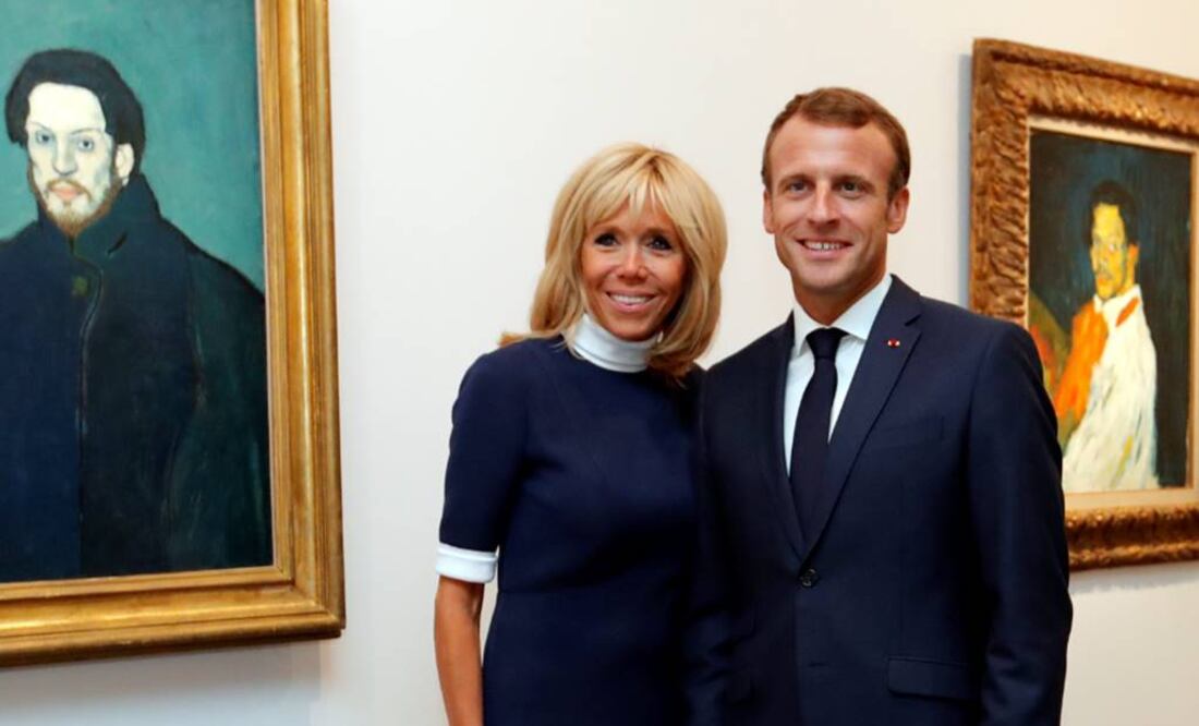 Emmanuel Macron, presidente de Francia, y su esposa Brigitte visitaron la muestra  FOTO: REUTERS