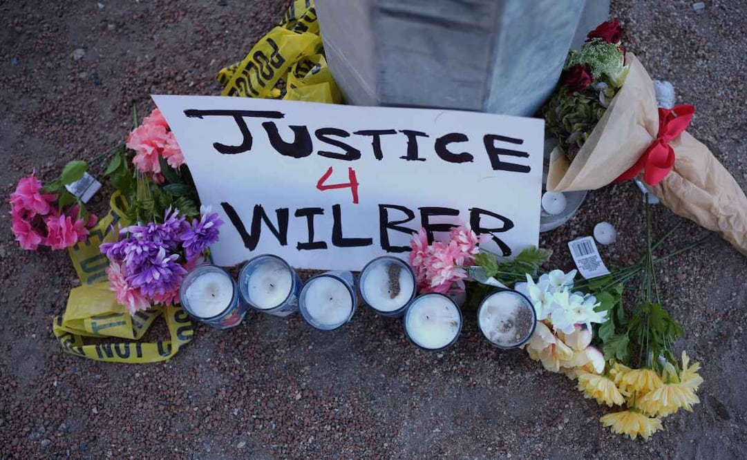 Dejan flores, velas y un cartel en el lugar donde ICE disparó con Wilber Garcés. (21/09/26) Foto: AP